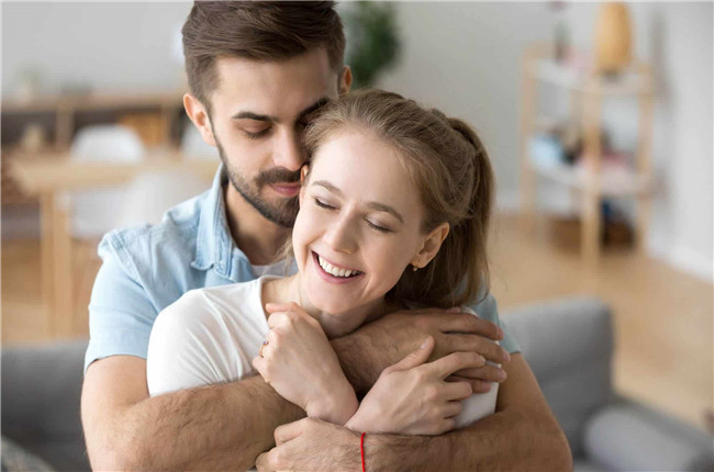 如何平衡夫妻关系中的独立性与亲密感？
